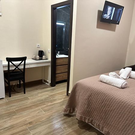 Hostal “ Infantas” Madrid Buitenkant foto