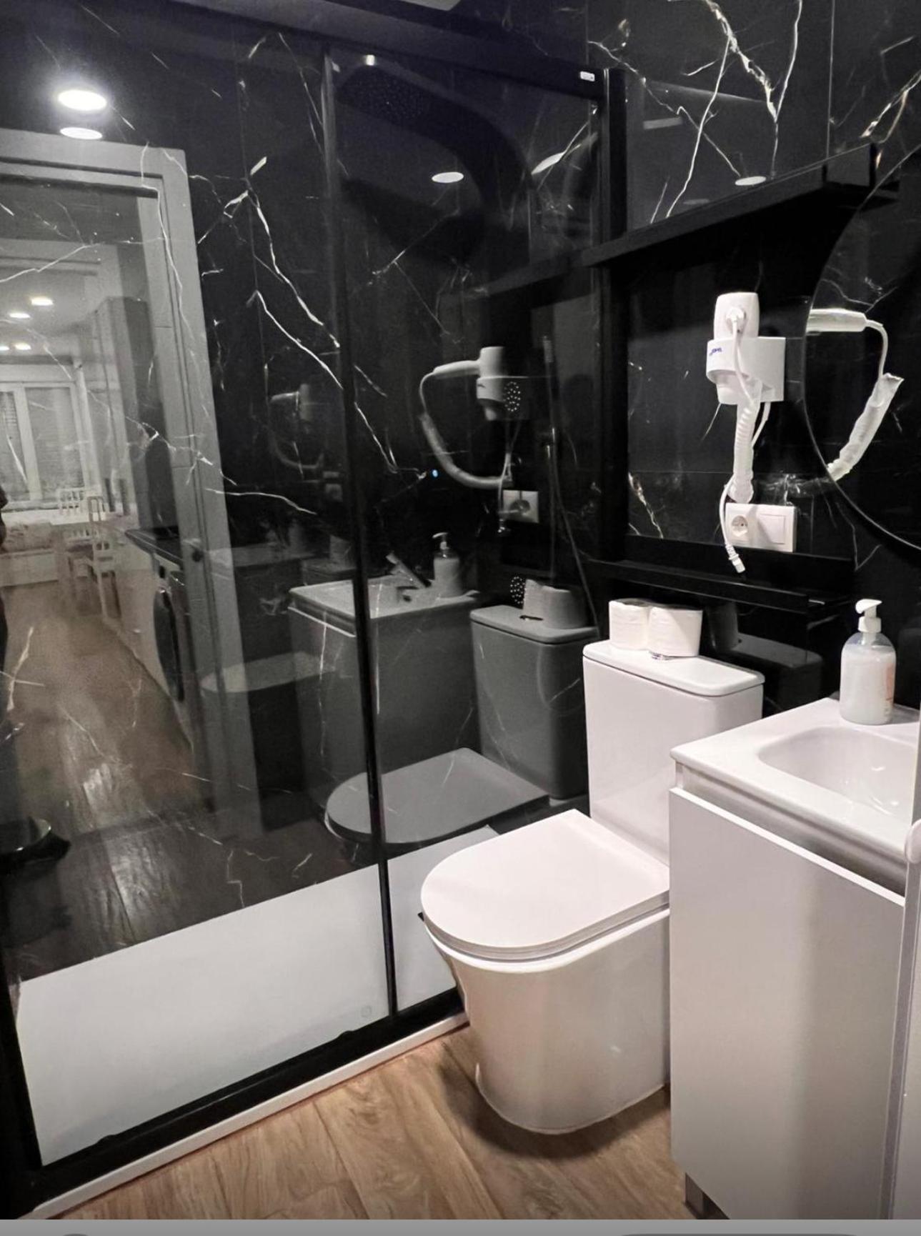 Hostal “ Infantas” Madrid Buitenkant foto