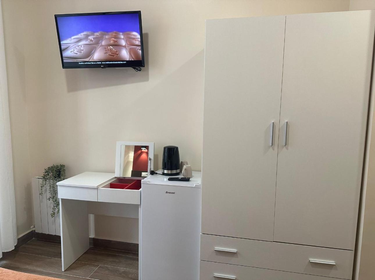 Hostal “ Infantas” Madrid Buitenkant foto