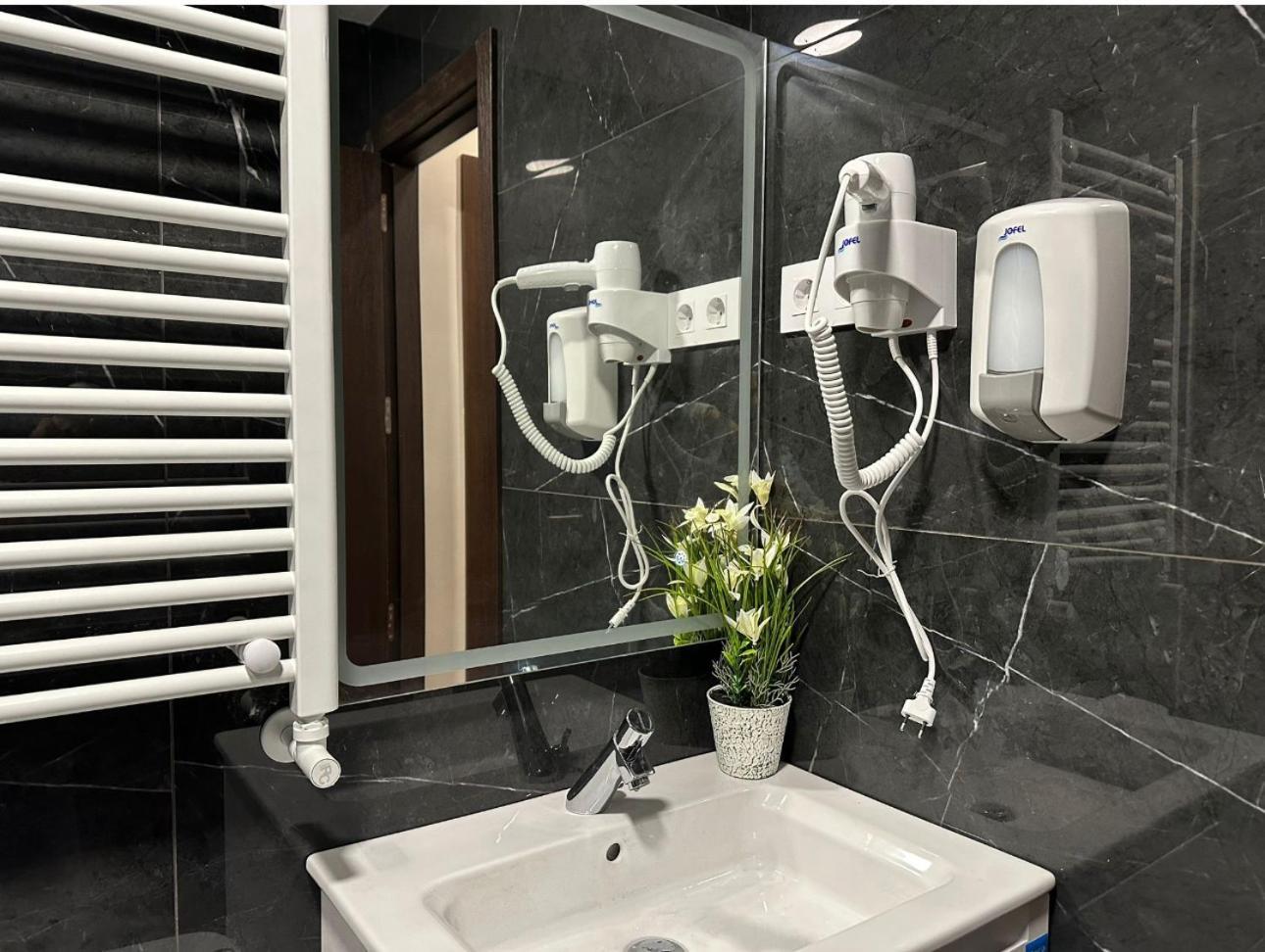 Hostal “ Infantas” Madrid Buitenkant foto