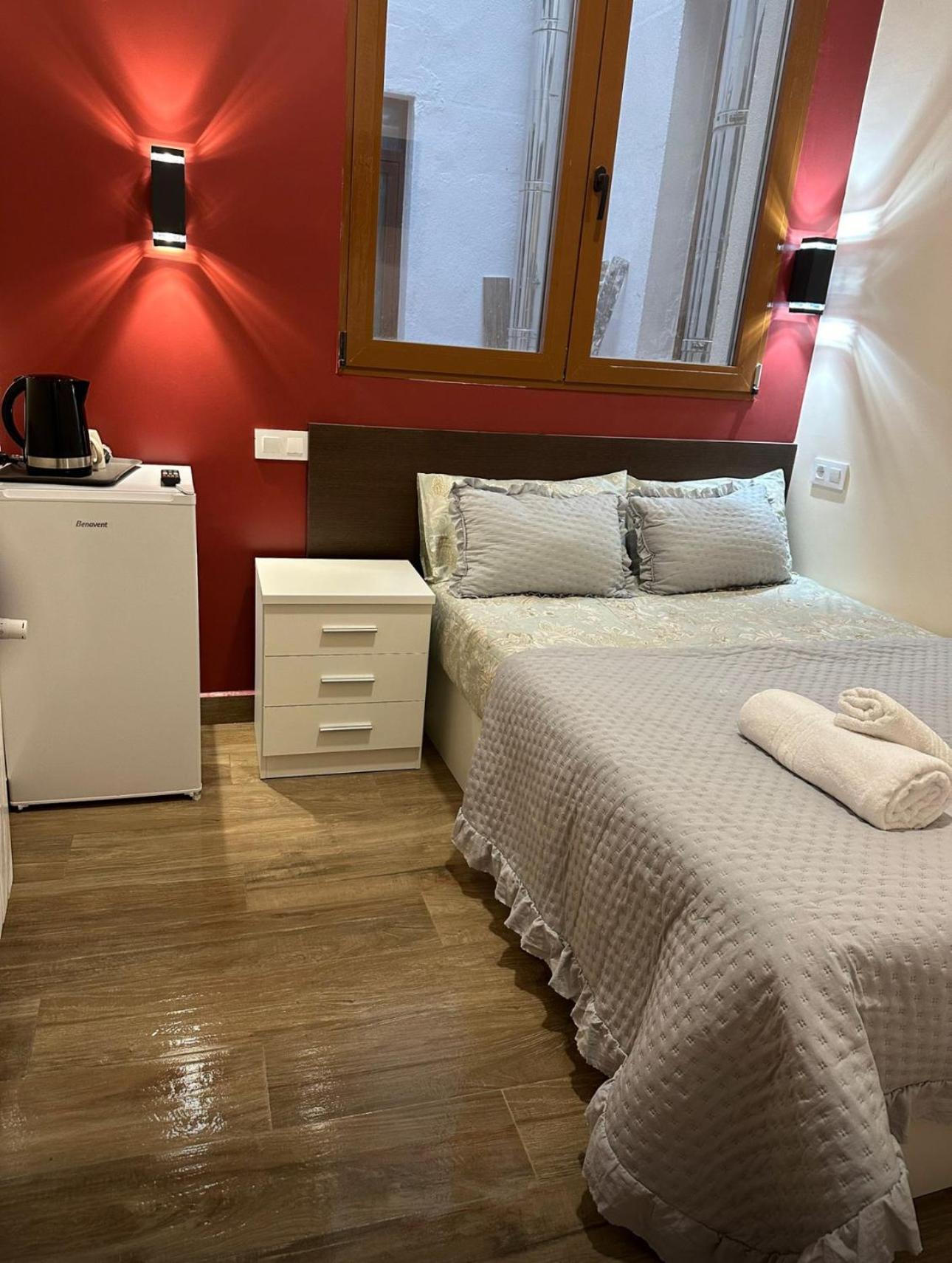 Hostal “ Infantas” Madrid Buitenkant foto